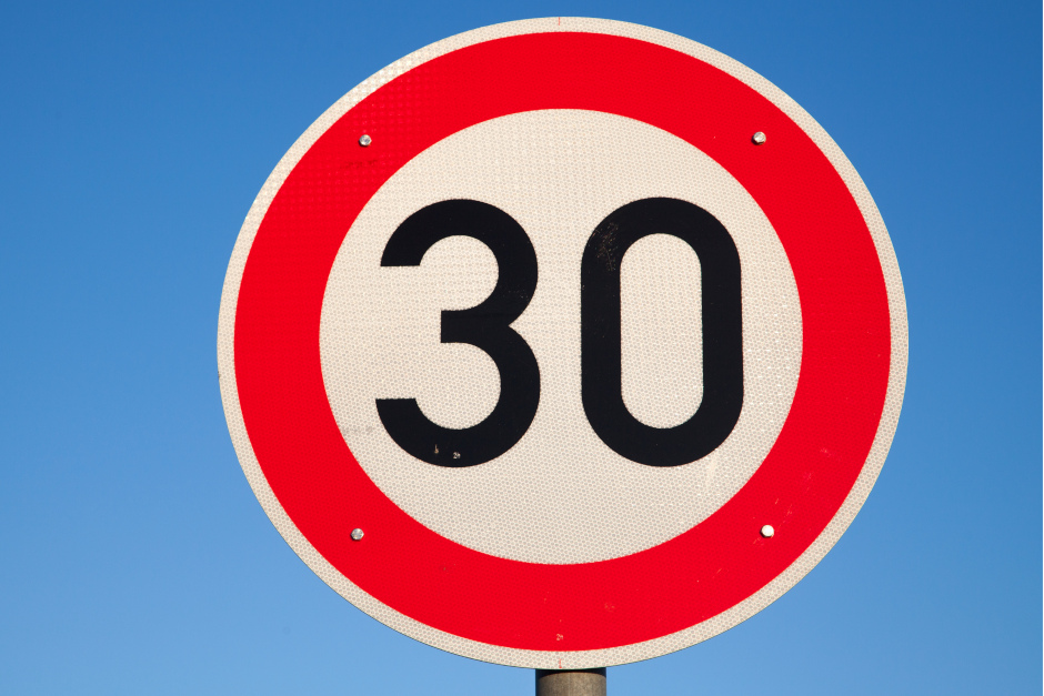 Auf Wunsch von Anwohnern und Ortsbeirat wird in der Schützenstraße in Wiesbaden Tempo 30 eingeführt. Ziel: Weniger Lärm und mehr Sicherheit – Verkehrsdezernent Kowol begrüßt die Maßnahme.