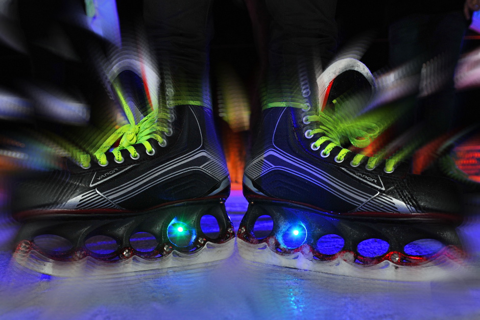 Die Henkell-Kunsteisbahn in Wiesbaden lädt zum närrischen Eislaufen ein.