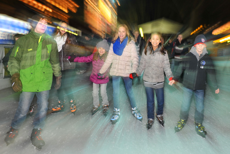 Die Schlittschuh-Saison in Wiesbaden neigt sich dem Ende zu, doch bevor die Eisfläche taut, wird es noch einmal richtig heiß: Am Freitag, 20. Februar, steigt das große Saisonfinale der Eisdisco an der Hollerbornstraße. Bei bunten Lichtern, Beats und Partyspielen können Eislauf-Fans jeden Alters ein letztes Mal in diesem Winter über das Eis tanzen.