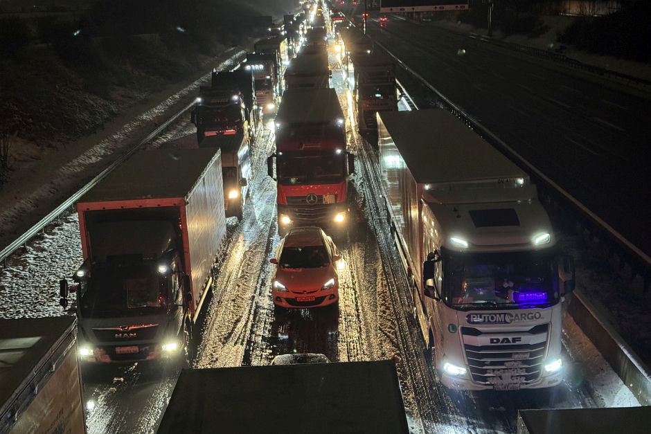 Dramatisches Winterchaos in Wiesbaden A3: Ab Dienstagnachmittag, 3. Februar 2026, verwandelten dichter Schneefall und Glätte die Autobahn rund um Wiesbaden in ein Sperrgebiet. Pendler kämpften stundenlang mit bis zu 30 Kilometer langen Staus – besonders die A3 und A66 waren massiv betroffen.