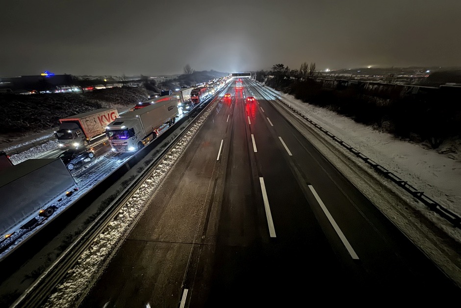 Dramatisches Winterchaos in Wiesbaden A3: Ab Dienstagnachmittag, 3. Februar 2026, verwandelten dichter Schneefall und Glätte die Autobahn rund um Wiesbaden in ein Sperrgebiet. Pendler kämpften stundenlang mit bis zu 30 Kilometer langen Staus – besonders die A3 und A66 waren massiv betroffen.
