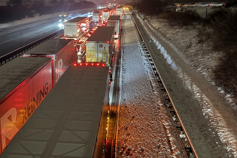 Dramatisches Winterchaos in Wiesbaden A3: Ab Dienstagnachmittag, 3. Februar 2026, verwandelten dichter Schneefall und Glätte die Autobahn rund um Wiesbaden in ein Sperrgebiet. Pendler kämpften stundenlang mit bis zu 30 Kilometer langen Staus – besonders die A3 und A66 waren massiv betroffen.