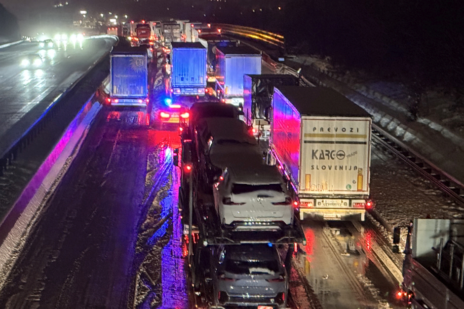 Dramatisches Winterchaos in Wiesbaden A3: Ab Dienstagnachmittag, 3. Februar 2026, verwandelten dichter Schneefall und Glätte die Autobahn rund um Wiesbaden in ein Sperrgebiet. Pendler kämpften stundenlang mit bis zu 30 Kilometer langen Staus – besonders die A3 und A66 waren massiv betroffen.