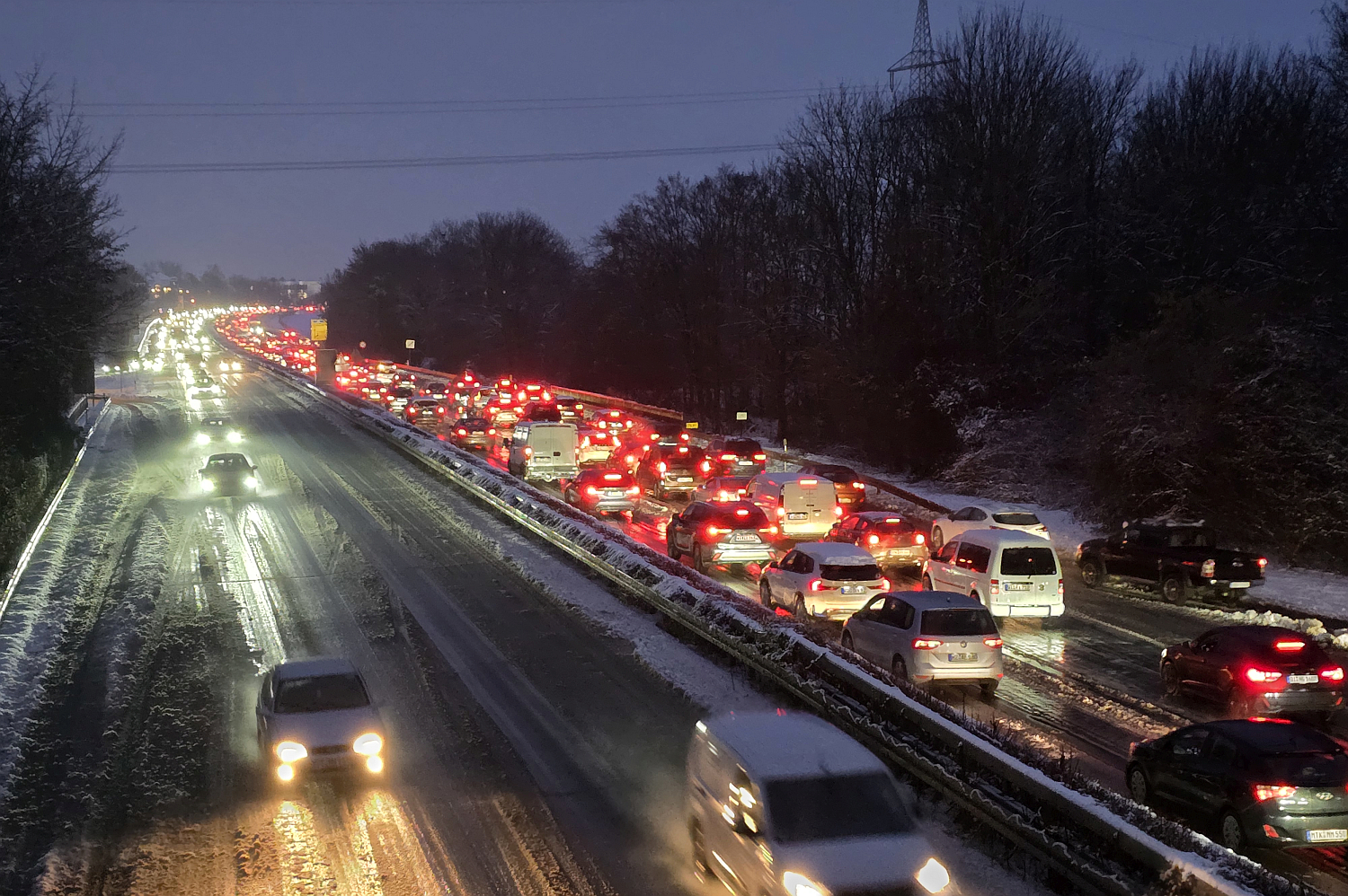 Wetter: Schnee-Chaos in Wiesbaden am Dienstag. 3. Februar 2026.