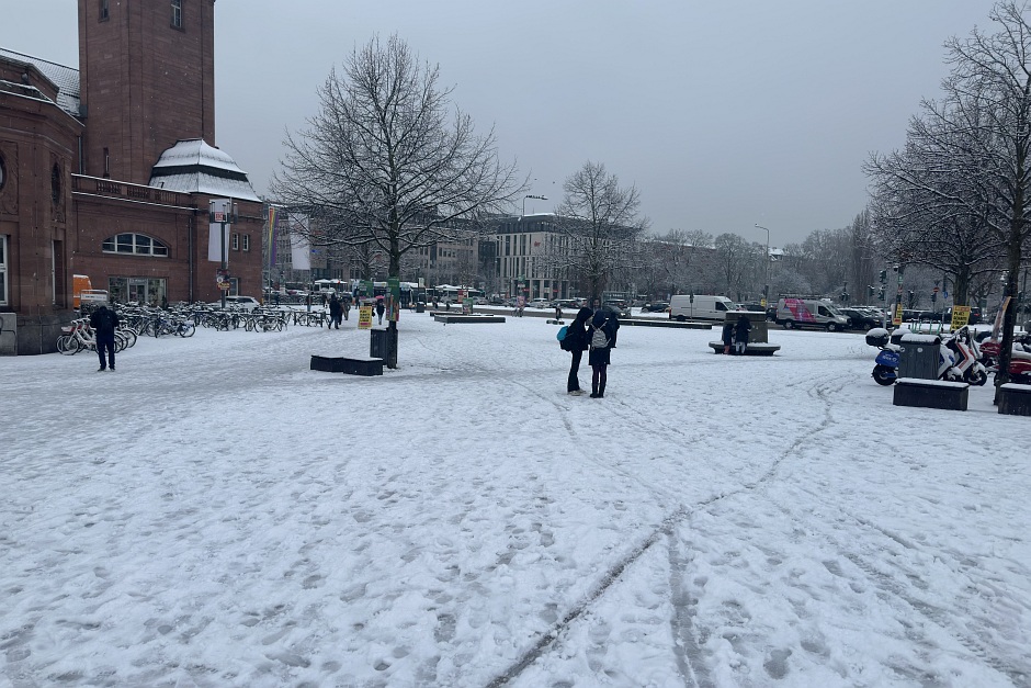 Schneefall am Dienstag, 3. Februar in Wiesbaden. Die Stadt ist verschneit.