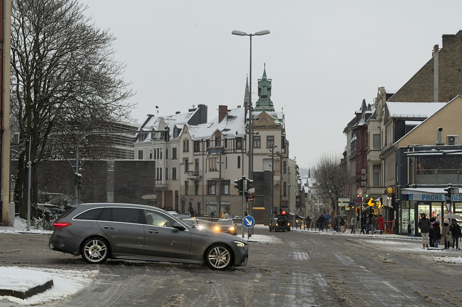 Wetter: Schnee-Chaos in Wiesbaden am Dienstag. 3. Februar 2026.