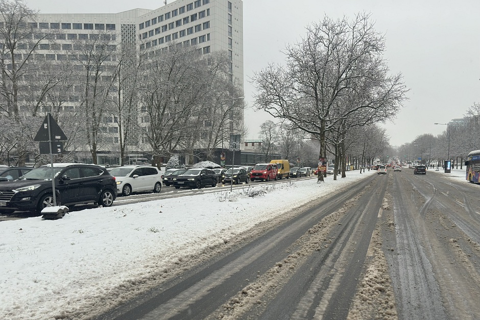 Schneefall am Dienstag, 3. Februar in Wiesbaden. Die Stadt ist verschneit.