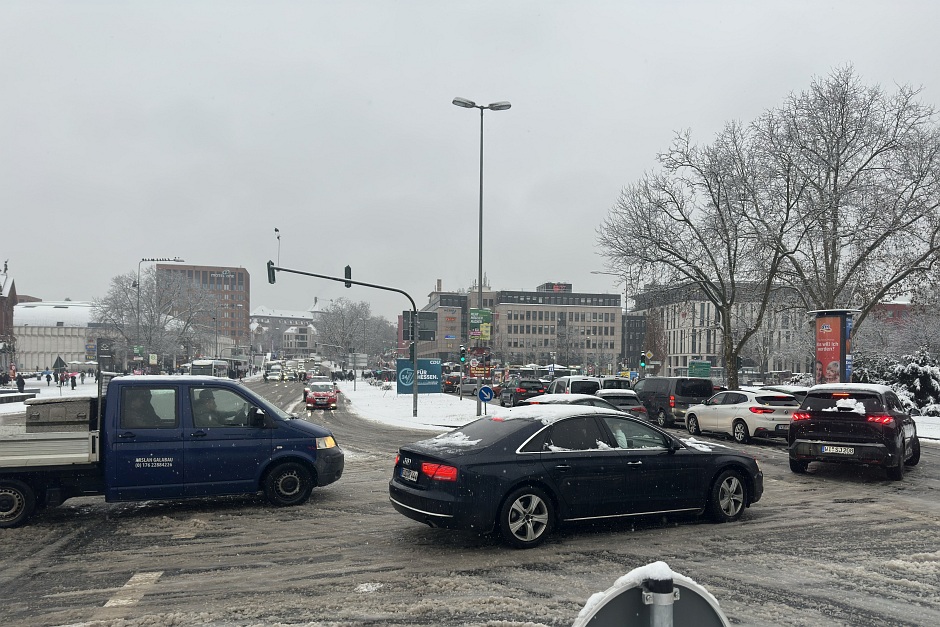 Schneefall am Dienstag, 3. Februar in Wiesbaden. Die Stadt ist verschneit.