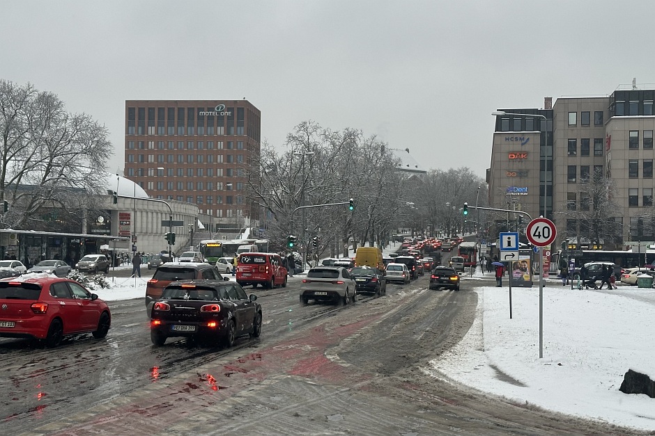 Schneefall am Dienstag, 3. Februar in Wiesbaden. Die Stadt ist verschneit.