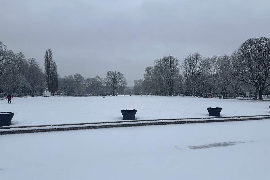Schneefall am Dienstag, 3. Februar in Wiesbaden. Die Stadt ist verschneit.