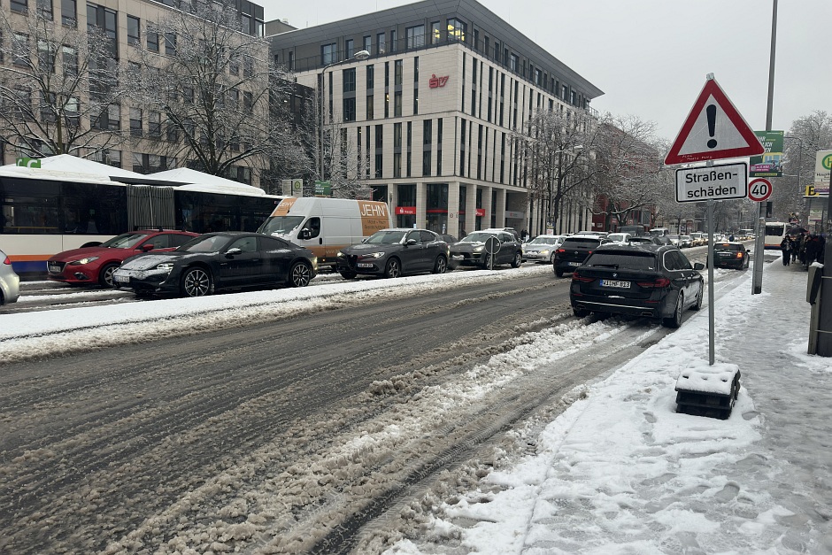 Schneefall am Dienstag, 3. Februar in Wiesbaden. Die Stadt ist verschneit.