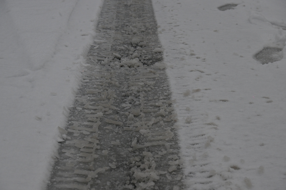 Binnen weniger Stunden hat ein heftiger Wintereinbruch Wiesbaden unter einer dicken Schneedecke begraben. Rund acht Zentimeter Neuschnee und dicke Flocken sorgen für ein Verkehrschaos, wie man es in Wiesbaden selten erlebt. Während ESWE Verkehr den Linienbetrieb aus Sicherheitsgründen komplett eingestellt hat, kämpfen die ELW mit einer 26 Fahrzeuge starken Flotte gegen die weißen Massen.