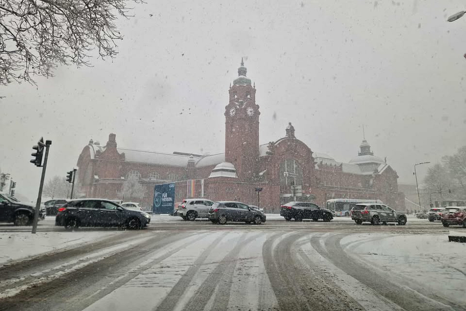 Binnen weniger Stunden hat ein heftiger Wintereinbruch Wiesbaden unter einer dicken Schneedecke begraben. Rund acht Zentimeter Neuschnee und dicke Flocken sorgen für ein Verkehrschaos, wie man es in Wiesbaden selten erlebt. Während ESWE Verkehr den Linienbetrieb aus Sicherheitsgründen komplett eingestellt hat, kämpfen die ELW mit einer 26 Fahrzeuge starken Flotte gegen die weißen Massen.