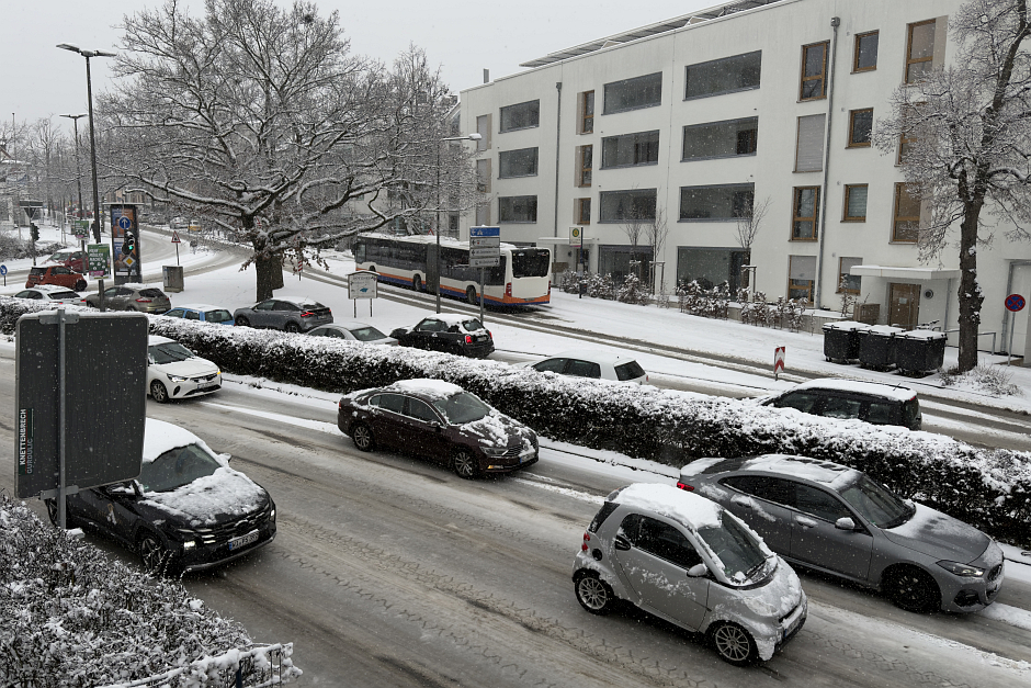 Binnen weniger Stunden hat ein heftiger Wintereinbruch Wiesbaden unter einer dicken Schneedecke begraben. Rund acht Zentimeter Neuschnee und dicke Flocken sorgen für ein Verkehrschaos, wie man es in Wiesbaden selten erlebt. Während ESWE Verkehr den Linienbetrieb aus Sicherheitsgründen komplett eingestellt hat, kämpfen die ELW mit einer 26 Fahrzeuge starken Flotte gegen die weißen Massen.