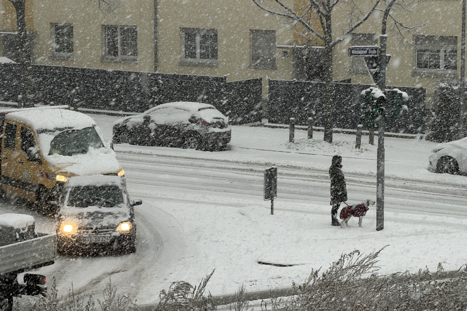 Binnen weniger Stunden hat ein heftiger Wintereinbruch Wiesbaden unter einer dicken Schneedecke begraben. Rund acht Zentimeter Neuschnee und dicke Flocken sorgen für ein Verkehrschaos, wie man es in Wiesbaden selten erlebt. Während ESWE Verkehr den Linienbetrieb aus Sicherheitsgründen komplett eingestellt hat, kämpfen die ELW mit einer 26 Fahrzeuge starken Flotte gegen die weißen Massen.