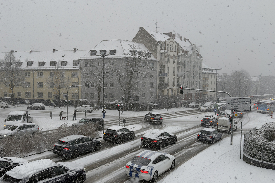 Binnen weniger Stunden hat ein heftiger Wintereinbruch Wiesbaden unter einer dicken Schneedecke begraben. Rund acht Zentimeter Neuschnee und dicke Flocken sorgen für ein Verkehrschaos, wie man es in Wiesbaden selten erlebt. Während ESWE Verkehr den Linienbetrieb aus Sicherheitsgründen komplett eingestellt hat, kämpfen die ELW mit einer 26 Fahrzeuge starken Flotte gegen die weißen Massen.