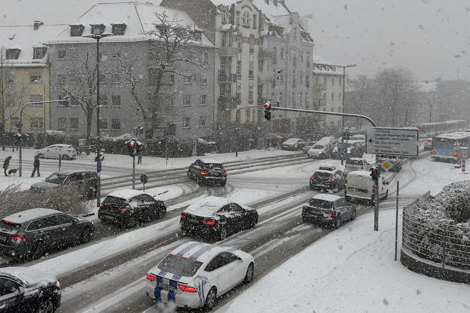 Binnen weniger Stunden hat ein heftiger Wintereinbruch Wiesbaden unter einer dicken Schneedecke begraben. Rund acht Zentimeter Neuschnee und dicke Flocken sorgen für ein Verkehrschaos, wie man es in Wiesbaden selten erlebt. Während ESWE Verkehr den Linienbetrieb aus Sicherheitsgründen komplett eingestellt hat, kämpfen die ELW mit einer 26 Fahrzeuge starken Flotte gegen die weißen Massen.