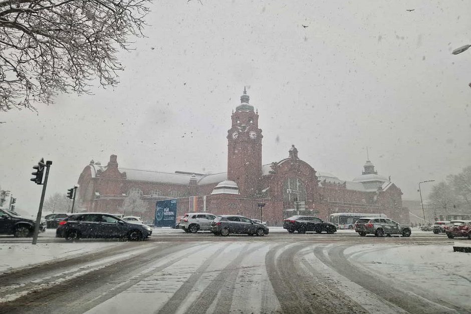 Binnen weniger Stunden hat ein heftiger Wintereinbruch Wiesbaden unter einer dicken Schneedecke begraben. Rund acht Zentimeter Neuschnee und dicke Flocken sorgen für ein Verkehrschaos, wie man es in Wiesbaden selten erlebt. Während ESWE Verkehr den Linienbetrieb aus Sicherheitsgründen komplett eingestellt hat, kämpfen die ELW mit einer 26 Fahrzeuge starken Flotte gegen die weißen Massen.