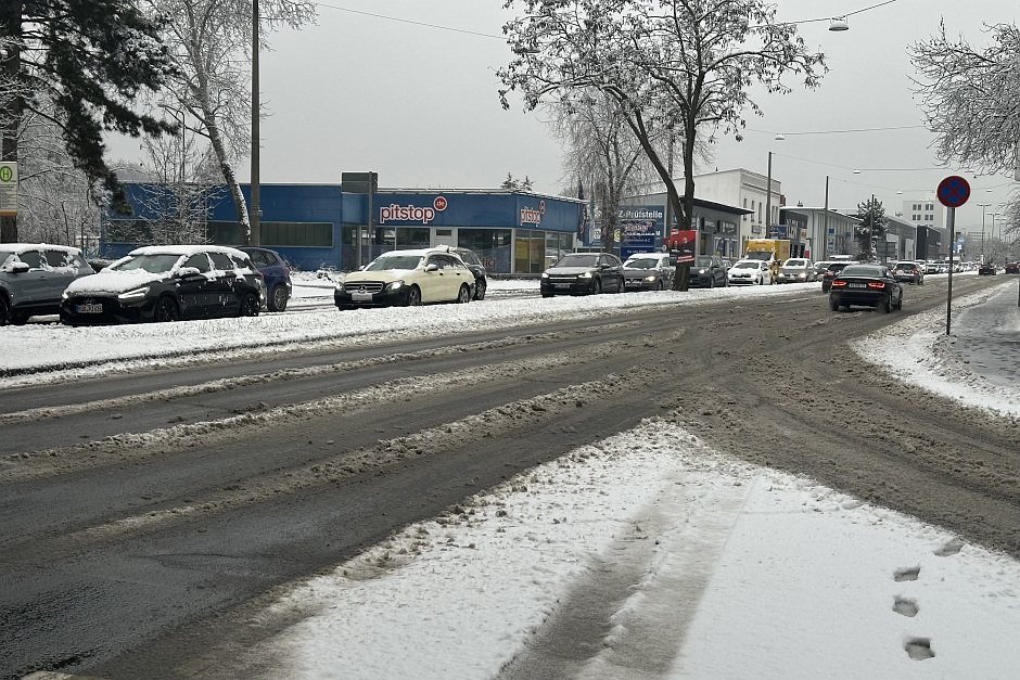 Binnen weniger Stunden hat ein heftiger Wintereinbruch Wiesbaden unter einer dicken Schneedecke begraben. Rund acht Zentimeter Neuschnee und dicke Flocken sorgen für ein Verkehrschaos, wie man es in Wiesbaden selten erlebt. Während ESWE Verkehr den Linienbetrieb aus Sicherheitsgründen komplett eingestellt hat, kämpfen die ELW mit einer 26 Fahrzeuge starken Flotte gegen die weißen Massen.