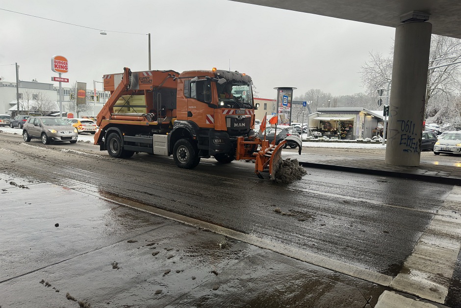 Binnen weniger Stunden hat ein heftiger Wintereinbruch Wiesbaden unter einer dicken Schneedecke begraben. Rund acht Zentimeter Neuschnee und dicke Flocken sorgen für ein Verkehrschaos, wie man es in Wiesbaden selten erlebt. Während ESWE Verkehr den Linienbetrieb aus Sicherheitsgründen komplett eingestellt hat, kämpfen die ELW mit einer 26 Fahrzeuge starken Flotte gegen die weißen Massen.