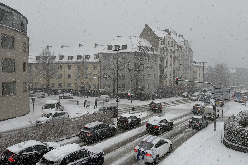 Binnen weniger Stunden hat ein heftiger Wintereinbruch Wiesbaden unter einer dicken Schneedecke begraben. Rund acht Zentimeter Neuschnee und dicke Flocken sorgen für ein Verkehrschaos, wie man es in Wiesbaden selten erlebt. Während ESWE Verkehr den Linienbetrieb aus Sicherheitsgründen komplett eingestellt hat, kämpfen die ELW mit einer 26 Fahrzeuge starken Flotte gegen die weißen Massen.
