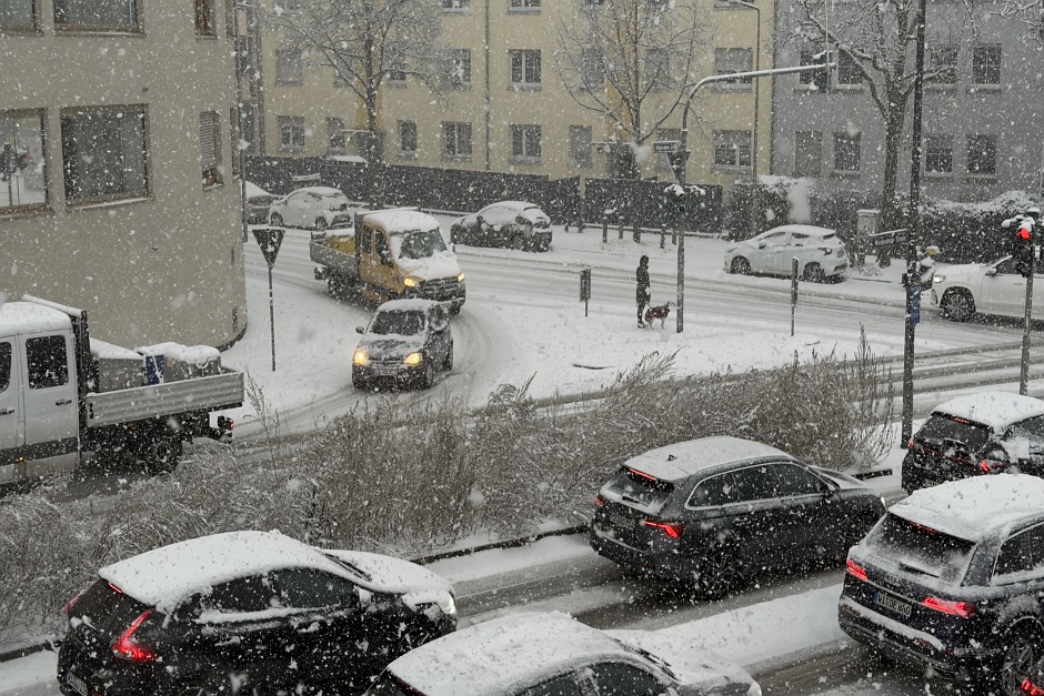 Binnen weniger Stunden hat ein heftiger Wintereinbruch Wiesbaden unter einer dicken Schneedecke begraben. Rund acht Zentimeter Neuschnee und dicke Flocken sorgen für ein Verkehrschaos, wie man es in Wiesbaden selten erlebt. Während ESWE Verkehr den Linienbetrieb aus Sicherheitsgründen komplett eingestellt hat, kämpfen die ELW mit einer 26 Fahrzeuge starken Flotte gegen die weißen Massen.