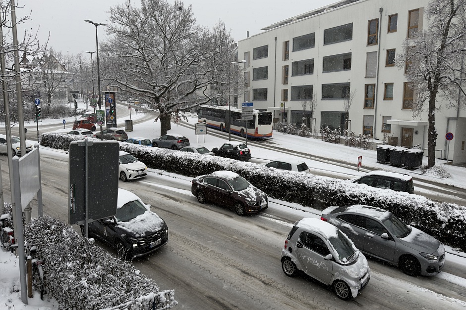 Binnen weniger Stunden hat ein heftiger Wintereinbruch Wiesbaden unter einer dicken Schneedecke begraben. Rund acht Zentimeter Neuschnee und dicke Flocken sorgen für ein Verkehrschaos, wie man es in Wiesbaden selten erlebt. Während ESWE Verkehr den Linienbetrieb aus Sicherheitsgründen komplett eingestellt hat, kämpfen die ELW mit einer 26 Fahrzeuge starken Flotte gegen die weißen Massen.