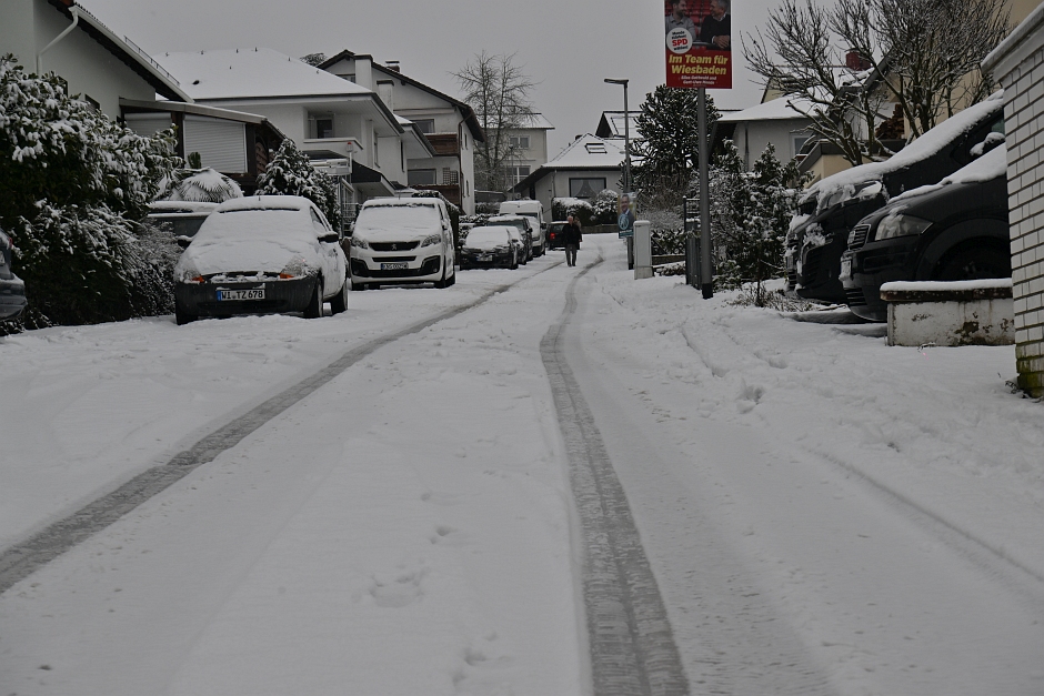 Binnen weniger Stunden hat ein heftiger Wintereinbruch Wiesbaden unter einer dicken Schneedecke begraben. Rund acht Zentimeter Neuschnee und dicke Flocken sorgen für ein Verkehrschaos, wie man es in Wiesbaden selten erlebt. Während ESWE Verkehr den Linienbetrieb aus Sicherheitsgründen komplett eingestellt hat, kämpfen die ELW mit einer 26 Fahrzeuge starken Flotte gegen die weißen Massen.