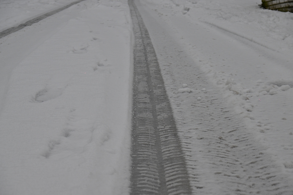 Binnen weniger Stunden hat ein heftiger Wintereinbruch Wiesbaden unter einer dicken Schneedecke begraben. Rund acht Zentimeter Neuschnee und dicke Flocken sorgen für ein Verkehrschaos, wie man es in Wiesbaden selten erlebt. Während ESWE Verkehr den Linienbetrieb aus Sicherheitsgründen komplett eingestellt hat, kämpfen die ELW mit einer 26 Fahrzeuge starken Flotte gegen die weißen Massen.