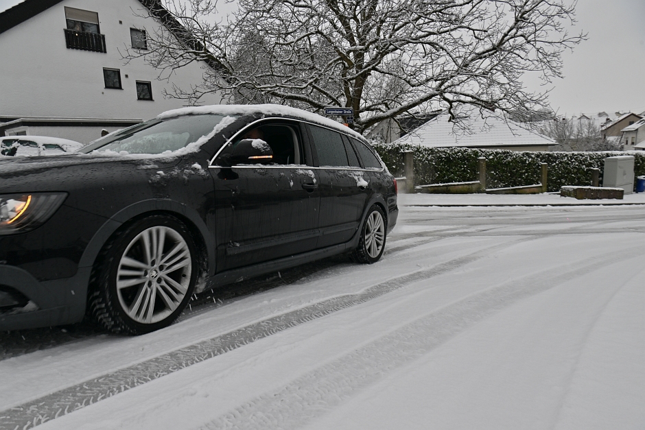 Binnen weniger Stunden hat ein heftiger Wintereinbruch Wiesbaden unter einer dicken Schneedecke begraben. Rund acht Zentimeter Neuschnee und dicke Flocken sorgen für ein Verkehrschaos, wie man es in Wiesbaden selten erlebt. Während ESWE Verkehr den Linienbetrieb aus Sicherheitsgründen komplett eingestellt hat, kämpfen die ELW mit einer 26 Fahrzeuge starken Flotte gegen die weißen Massen.