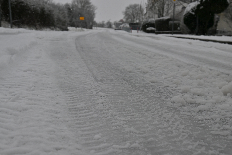 Binnen weniger Stunden hat ein heftiger Wintereinbruch Wiesbaden unter einer dicken Schneedecke begraben. Rund acht Zentimeter Neuschnee und dicke Flocken sorgen für ein Verkehrschaos, wie man es in Wiesbaden selten erlebt. Während ESWE Verkehr den Linienbetrieb aus Sicherheitsgründen komplett eingestellt hat, kämpfen die ELW mit einer 26 Fahrzeuge starken Flotte gegen die weißen Massen.
