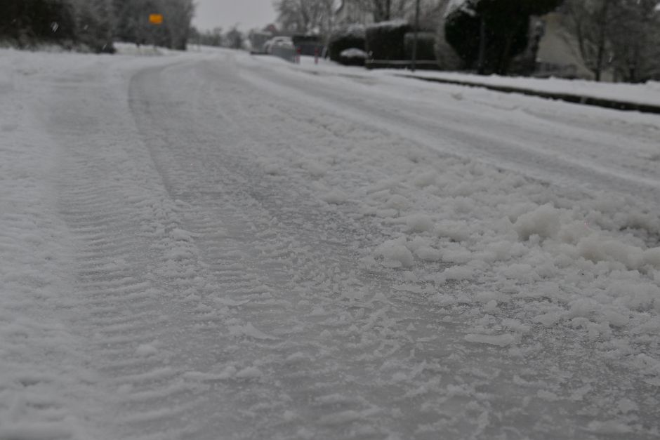 Binnen weniger Stunden hat ein heftiger Wintereinbruch Wiesbaden unter einer dicken Schneedecke begraben. Rund acht Zentimeter Neuschnee und dicke Flocken sorgen für ein Verkehrschaos, wie man es in Wiesbaden selten erlebt. Während ESWE Verkehr den Linienbetrieb aus Sicherheitsgründen komplett eingestellt hat, kämpfen die ELW mit einer 26 Fahrzeuge starken Flotte gegen die weißen Massen.