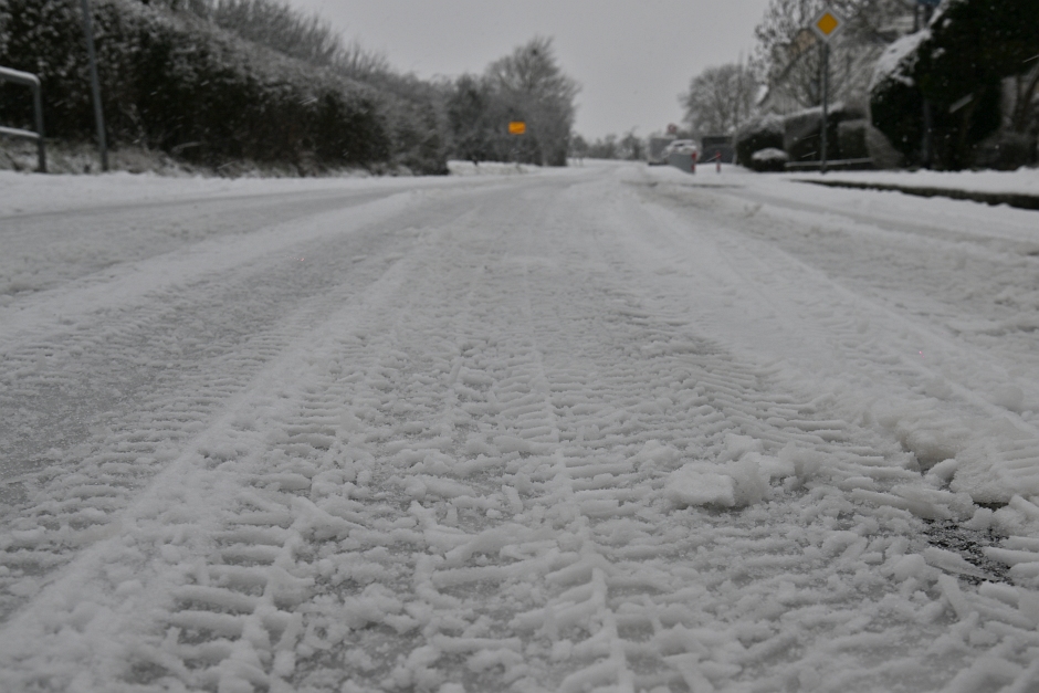 Binnen weniger Stunden hat ein heftiger Wintereinbruch Wiesbaden unter einer dicken Schneedecke begraben. Rund acht Zentimeter Neuschnee und dicke Flocken sorgen für ein Verkehrschaos, wie man es in Wiesbaden selten erlebt. Während ESWE Verkehr den Linienbetrieb aus Sicherheitsgründen komplett eingestellt hat, kämpfen die ELW mit einer 26 Fahrzeuge starken Flotte gegen die weißen Massen.