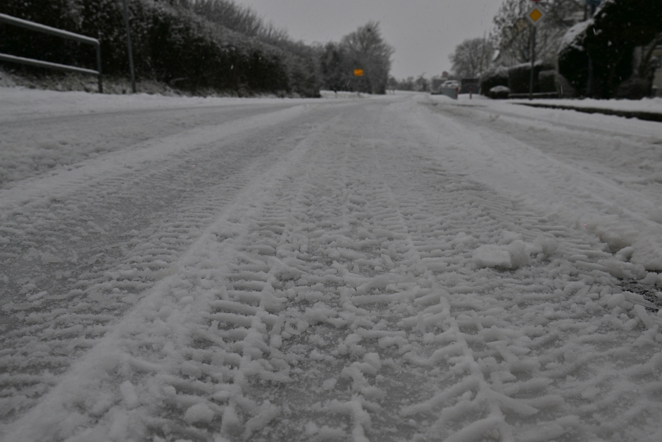 Binnen weniger Stunden hat ein heftiger Wintereinbruch Wiesbaden unter einer dicken Schneedecke begraben. Rund acht Zentimeter Neuschnee und dicke Flocken sorgen für ein Verkehrschaos, wie man es in Wiesbaden selten erlebt. Während ESWE Verkehr den Linienbetrieb aus Sicherheitsgründen komplett eingestellt hat, kämpfen die ELW mit einer 26 Fahrzeuge starken Flotte gegen die weißen Massen.