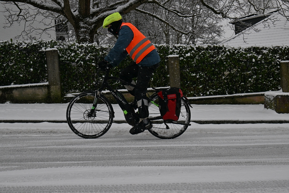 Binnen weniger Stunden hat ein heftiger Wintereinbruch Wiesbaden unter einer dicken Schneedecke begraben. Rund acht Zentimeter Neuschnee und dicke Flocken sorgen für ein Verkehrschaos, wie man es in Wiesbaden selten erlebt. Während ESWE Verkehr den Linienbetrieb aus Sicherheitsgründen komplett eingestellt hat, kämpfen die ELW mit einer 26 Fahrzeuge starken Flotte gegen die weißen Massen.