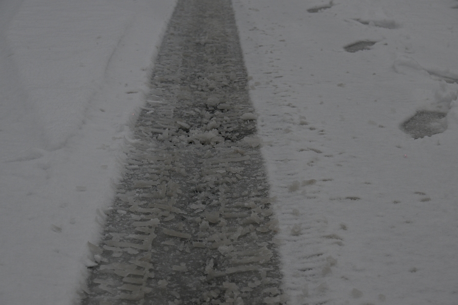Binnen weniger Stunden hat ein heftiger Wintereinbruch Wiesbaden unter einer dicken Schneedecke begraben. Rund acht Zentimeter Neuschnee und dicke Flocken sorgen für ein Verkehrschaos, wie man es in Wiesbaden selten erlebt. Während ESWE Verkehr den Linienbetrieb aus Sicherheitsgründen komplett eingestellt hat, kämpfen die ELW mit einer 26 Fahrzeuge starken Flotte gegen die weißen Massen.