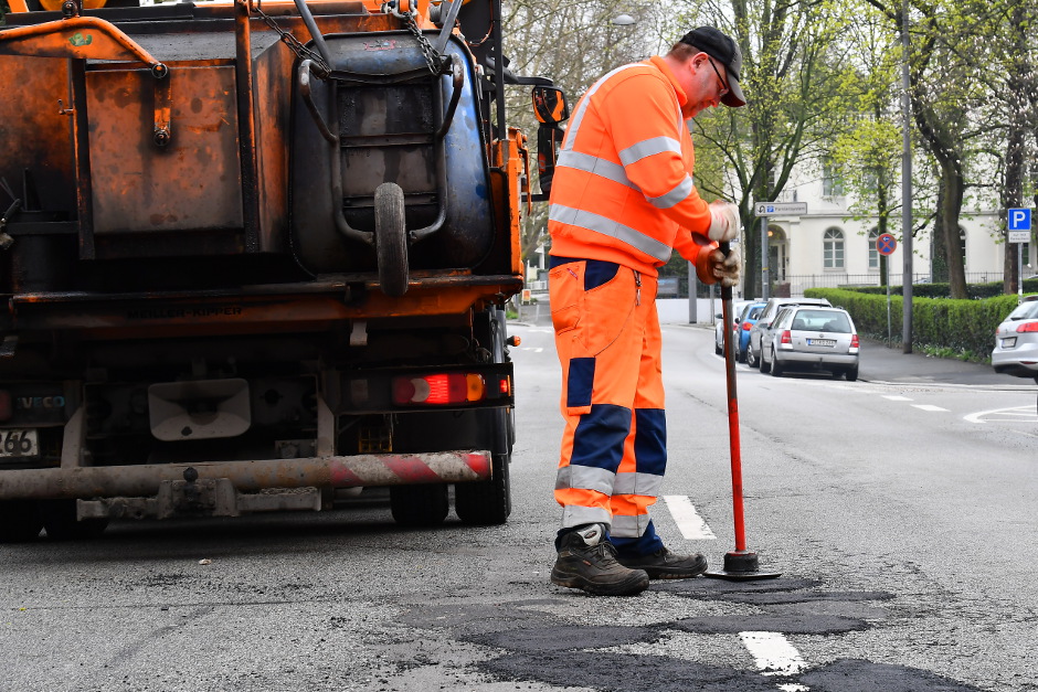 Väterchen Frost hat Wiesbaden fest im Griff – mit teuren Folgen für den Asphalt. Durch die extremen Wetterwechsel droht das Wiesbadener Straßennetz in diesem Winter an über 5.000 Stellen aufzubrechen. Während Reparaturtrupps im Dauereinsatz sind, um Schlaglöcher binnen 24 Stunden zu stopfen, klafft im städtischen Haushalt eine Millionenlücke für die dauerhafte Sanierung.