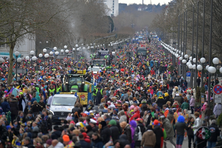 Fastnacht 2026 in Wiesbaden friedlich und störungsfrei gefeiert. Positive Bilanz: Das Fastnachtswochenende verlief heiter, ruhig und ohne größere Vorfälle – trotz Kälte. Ordnungsdezernentin Koohestanian und Bürgermeisterin Hinninger danken Einsatzkräften und Dacho.