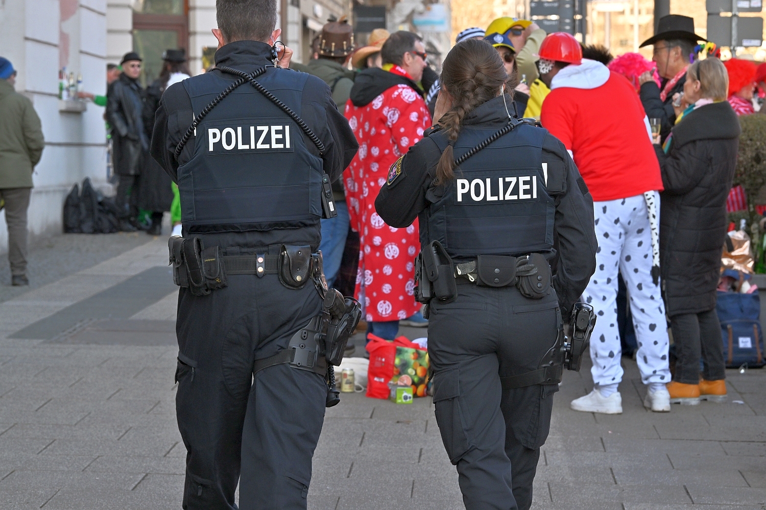 Die Karnevalszeit 2026 geht in Wiesbaden und ganz Hessen mit erhöhter Polizeipräsenz und gezielte Sicherheitsmaßnahmen einher.