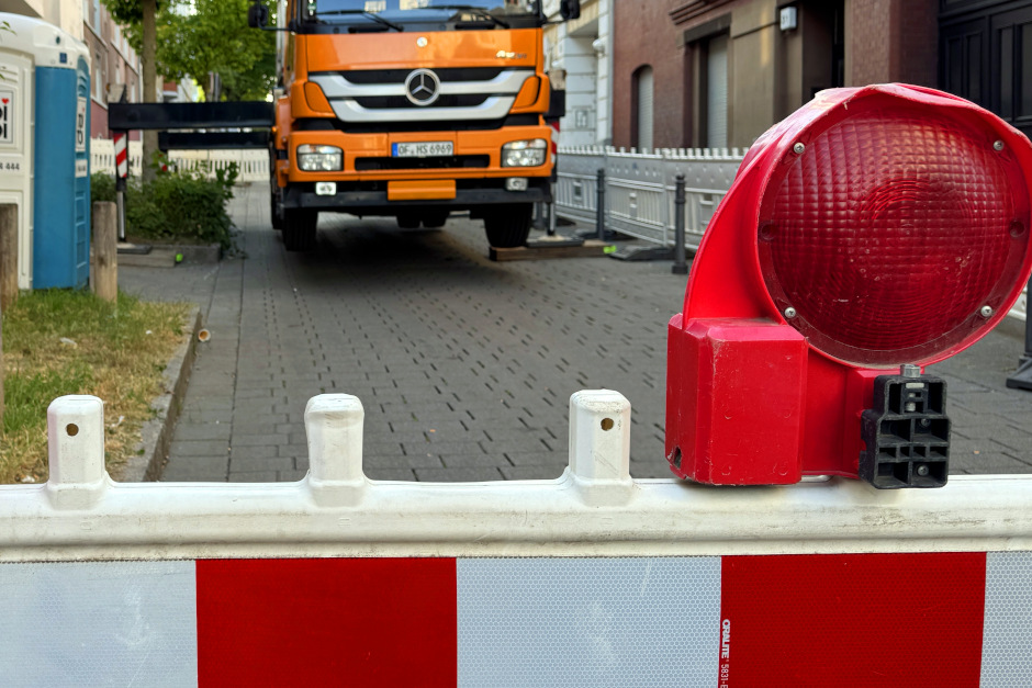 Sperrung der Wallufer Straße in Wiesbaden-Kostheim für Kranarbeiten.