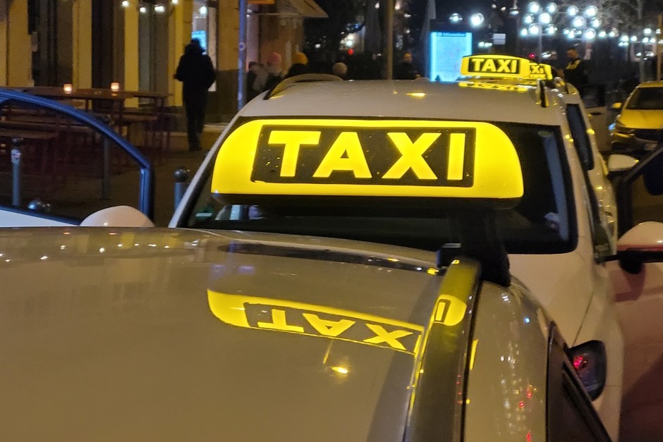 Bei einer Taxikontrolle in Wiesbaden wurden zahlreiche Verstöße festgestellt.