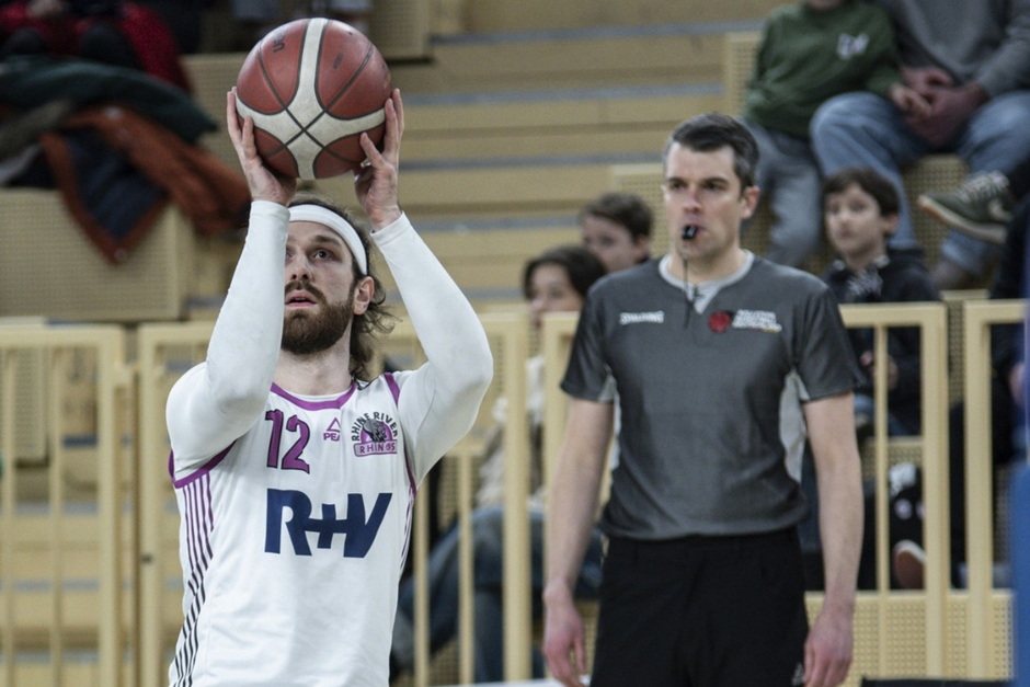 Topscorer Tim Diedrich hochkonzentriert am Wurf