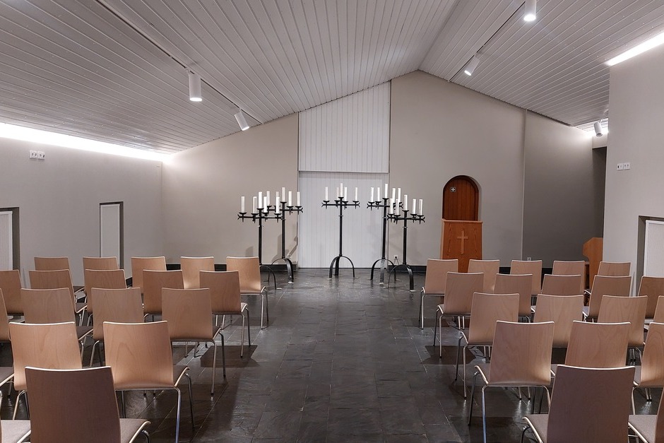 Die Trauerhalle in Wiesbaden-Frauenstein erstrahlt im neuen Licht