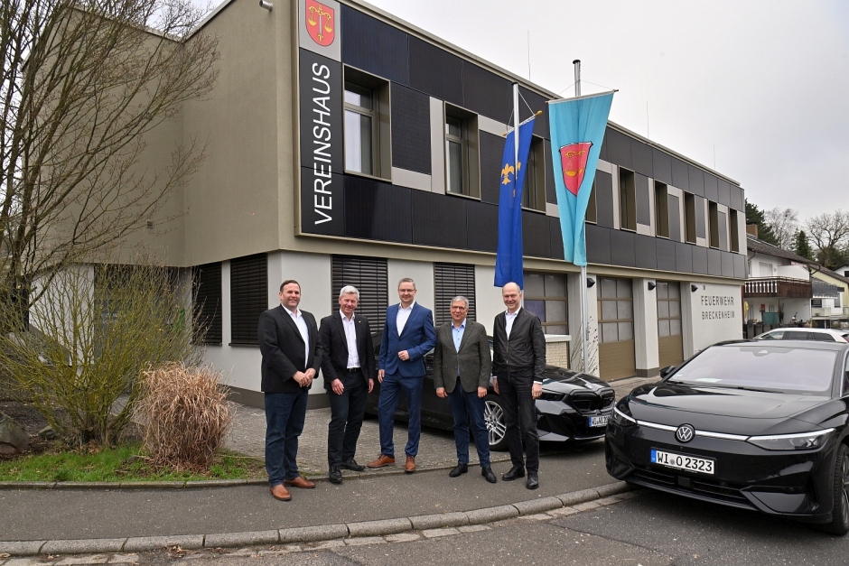 Was als technischer Notfall begann, endet in einer baulichen Revolution für den Wiesbadener Vorort. Wo 2022 noch die Heizung streikte, steht heute eines der modernsten Bürgerhäuser der Region. Am Mittwoch feierte die Landeshauptstadt die Wiedereröffnung des Vereinshauses Breckenheim nach einer umfassenden energetischen Sanierung, die weit über einen einfachen Kesseltausch hinausgeht.