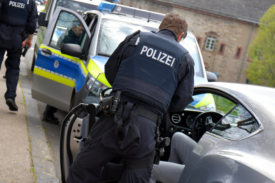 Pendler unter die Lupe genommen: Am Mittwoch, 4. Februar 2026, führten Regionale Verkehrsdienst Wiesbaden und Hessisches Präsidium Einsatz eine stationäre Verkehrskontrolle auf der Theodor-Heuß-Brücke durch. Richtung Mainz-Kastel wurden zwischen 10:00 und 17:00 Uhr 27 Fahrzeuge und 60 Personen geprüft.