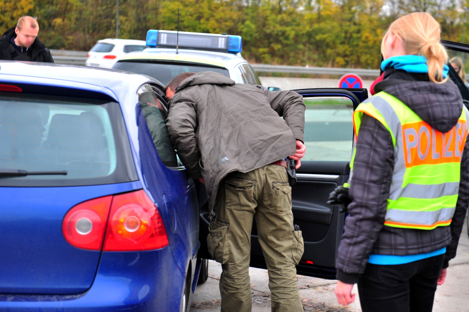 Bei einer gemeinsamen stationären Verkehrskontrolle auf der Rheingaustraße am Dienstag in Wiesbaden-Biebrich haben Einsatzkräfte des Regionalen Verkehrsdienstes, der Wiesbadener Polizeireviere sowie des Hessischen Präsidiums Einsatz am Mittwoch mehrere Verstöße festgestellt und zwei per Haftbefehl gesuchte Personen festgenommen.