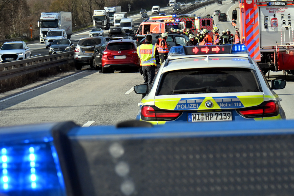 Auffahrunfall auf A3 am Mittwoch. Zwei Sprinter crasht, Verkehr chaotisch bei Wiesbaden-Breckenheim!