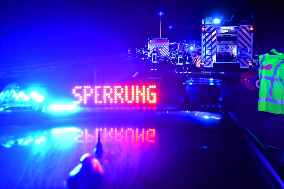 Am Mittwochabend, 11. Februar, ist es auf der A66 in Fahrtrichtung Rüdesheim zu einem schweren Verkehrsunfall gekommen. Feuerwehr, Rettungsdienst und Polizei wurden auf die Autobahn gerufen. Ersten Erkenntnissen zufolge ereignete sich der Zusammenstoß unmittelbar auf Höhe der Anschlussstelle Wiesbaden-Erbenheim. Mehrere Fahrzeuge waren in den Unfall verwickelt.