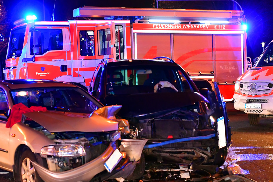 Ein Verkehrsunfall mit Personenschaden am Dienstagabend in Wiesbaden-Biebrich hat einen 44-jährigen Fahrer als Fahrer ohne Führerschein und Unfallflüchtling entlarvt. Der Mann muss sich nun wegen mehrerer Straftaten verantworten.