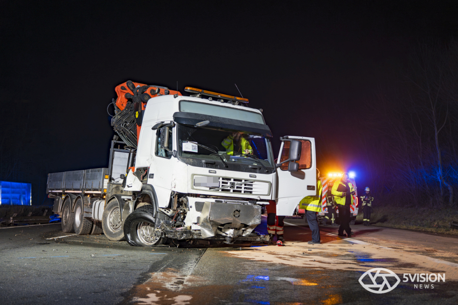 Ein Lastwagen hat am Montagabend auf der A3 bei Wiesbaden die Mittelschutzplanke durchbrochen und einen erheblichen Schaden verursacht. Der 34‑jährige Fahrer wurde verletzt, eine weitere Person leicht, der Sachschaden liegt bei rund 260.000 Euro.